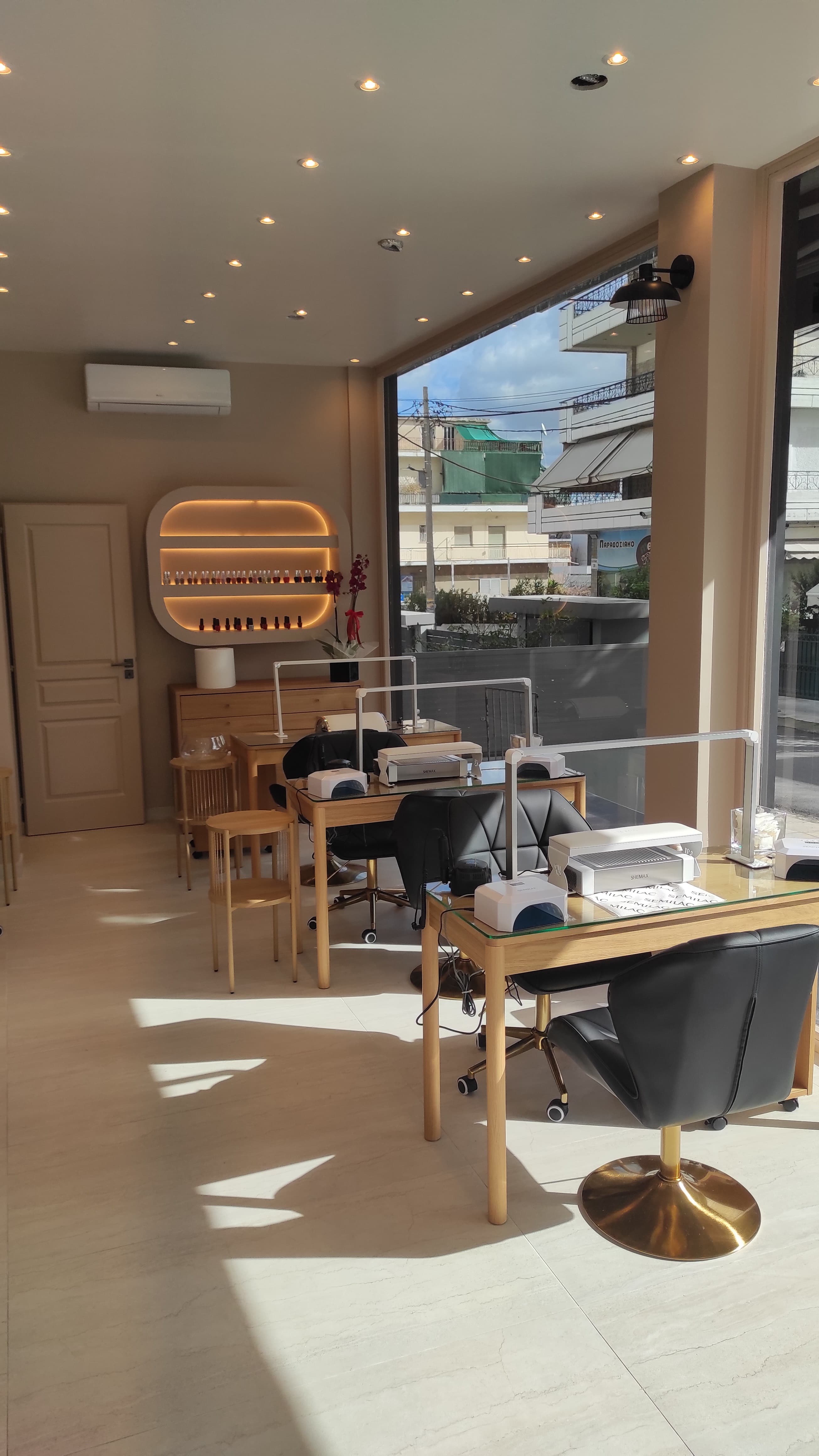 Σταθμοί μανικιούρ στο ινστιτούτο NAILTOWN
